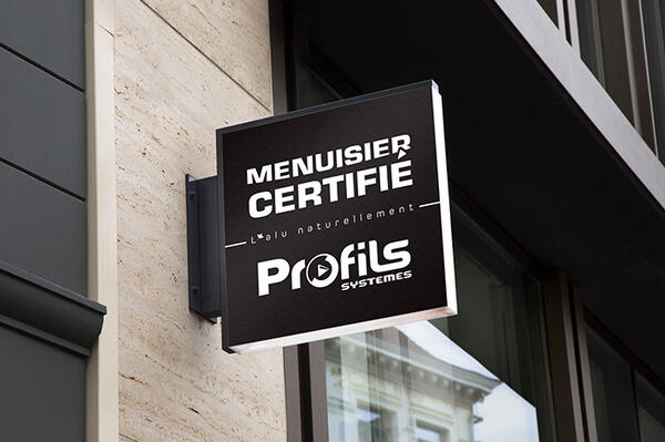 Nouvelle enseigne noire et blanche Menuisier Certifié Profils Systèmes Nouvelle enseigne noire et blanche Menuisier Certifié Profils Systèmes